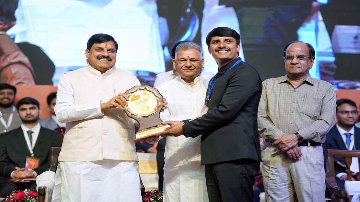 CM डॉ. मोहन ने UPSC में चयनित अभ्यर्थियों से किया संवाद, गुना-सीधी मामले पर कहा- काम न करने वाले को मैदान से हटाना है, योग्य को बढ़ाना है