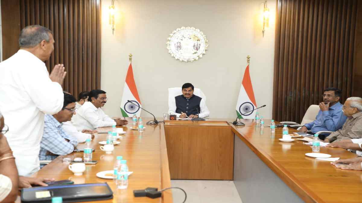 CM डॉ. मोहन से मुलाकात के बाद बस ऑनर्स एसोसिएशन ने वापस ली हड़ताल, मुख्यमंत्री ने कहा- सबके हितों की करेंगे रक्षा 