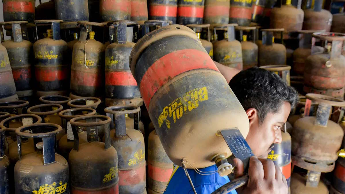 मध्य पूर्व संकट के बीच बड़ा फैसला, कमर्शियल एलपीजी उपभोक्ताओं को बीते महीने की कुल खपत का मिलेगा केवल 20 प्रतिशत, वितरण के लिए तय की गई प्राथमिकताएं…