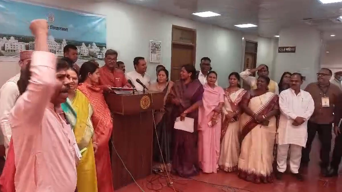 छत्तीसगढ़ विधानसभा बजट सत्र: चूहों के धान खाने पर विपक्ष लाया स्थगन, अग्राह्य होने पर गर्भगृह में पहुंचे विपक्षी सदस्य…