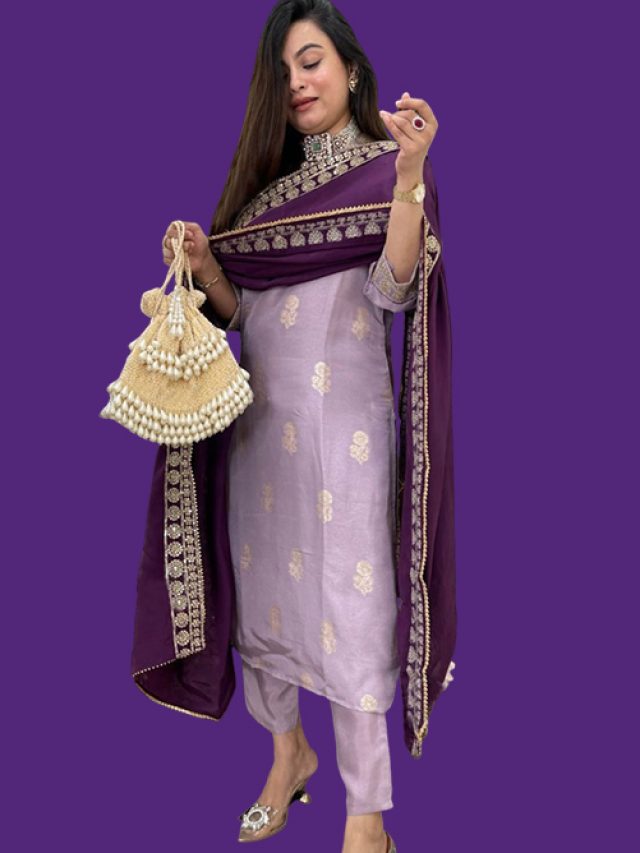 लाल-पीले रंगों से हटकर इस बार अष्टमी पर ट्राई करें ‘लेवेंडर सूट’