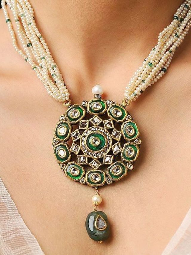 डेली वियर में पहनने के लिए शामिल करें मीनाकारी पेंडेंट, देखें डिजाइंस