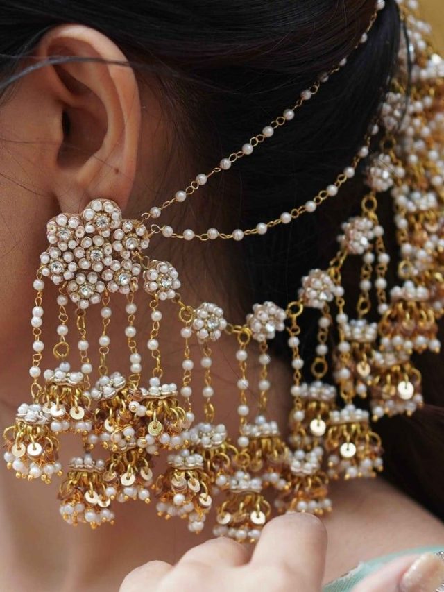 एथनिक और ट्रेडिशनल के साथ शामिल करें ये ट्रेंडी इयरचेन, देखें डिजाइंस