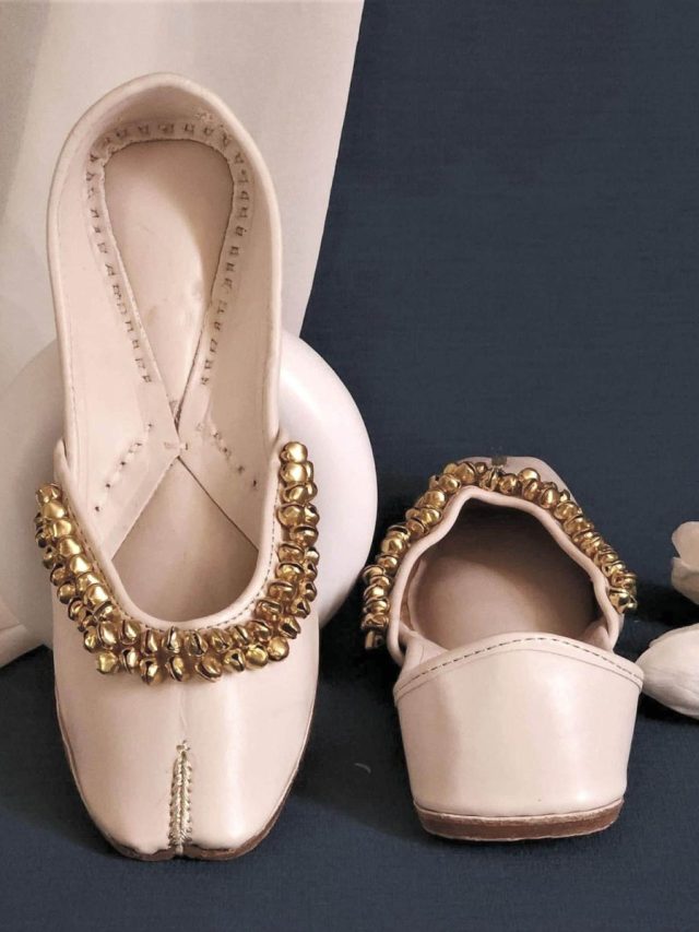 पैरों की खूबसूरती दोगुना कर देगी घुंघरू वाली ये मोजड़ी