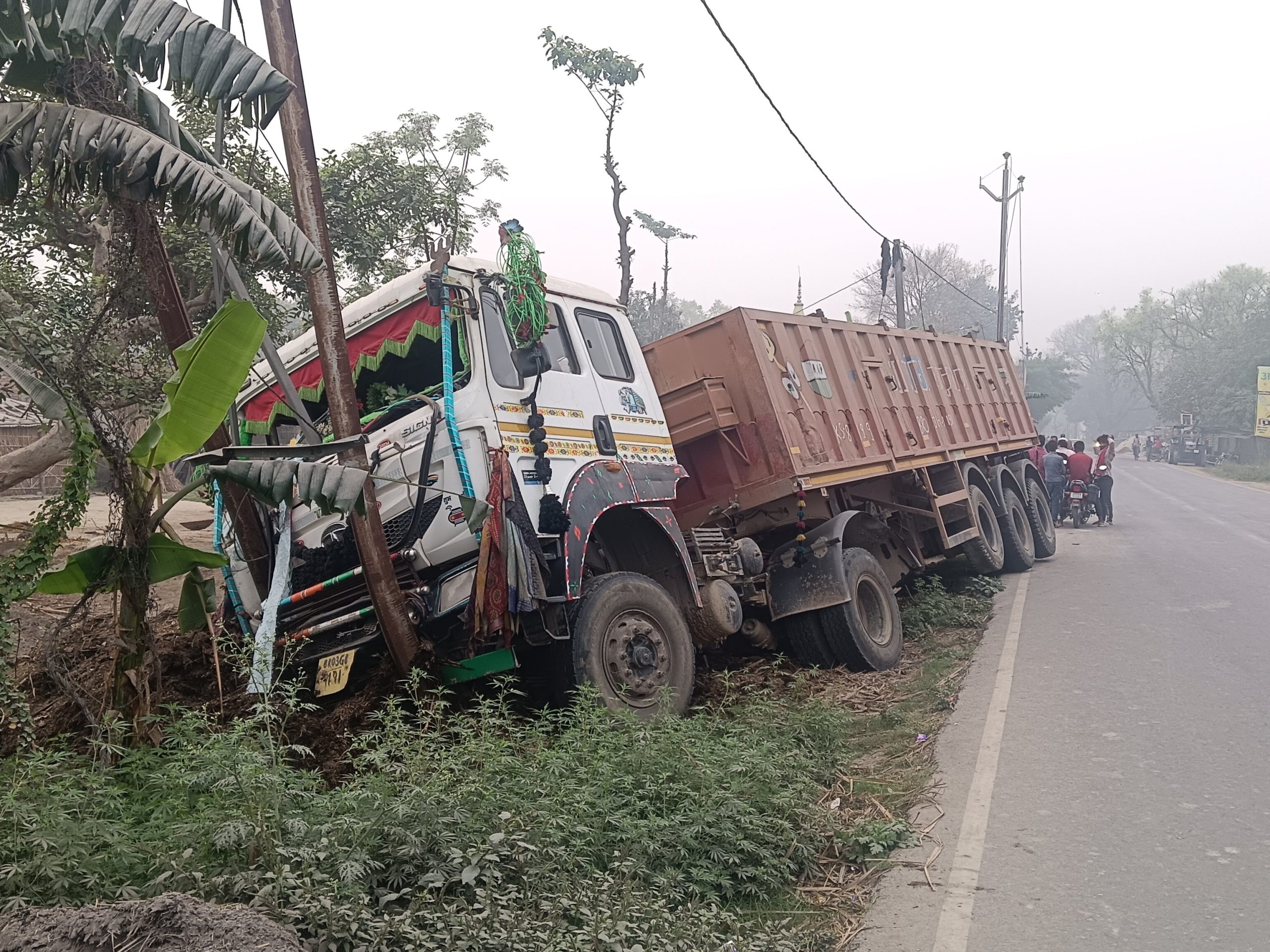 ओवरलोडेड ट्रक ने तोड़े बिजली के खंभे, जालंधर के गांधी कैंप में सप्लाई ठप