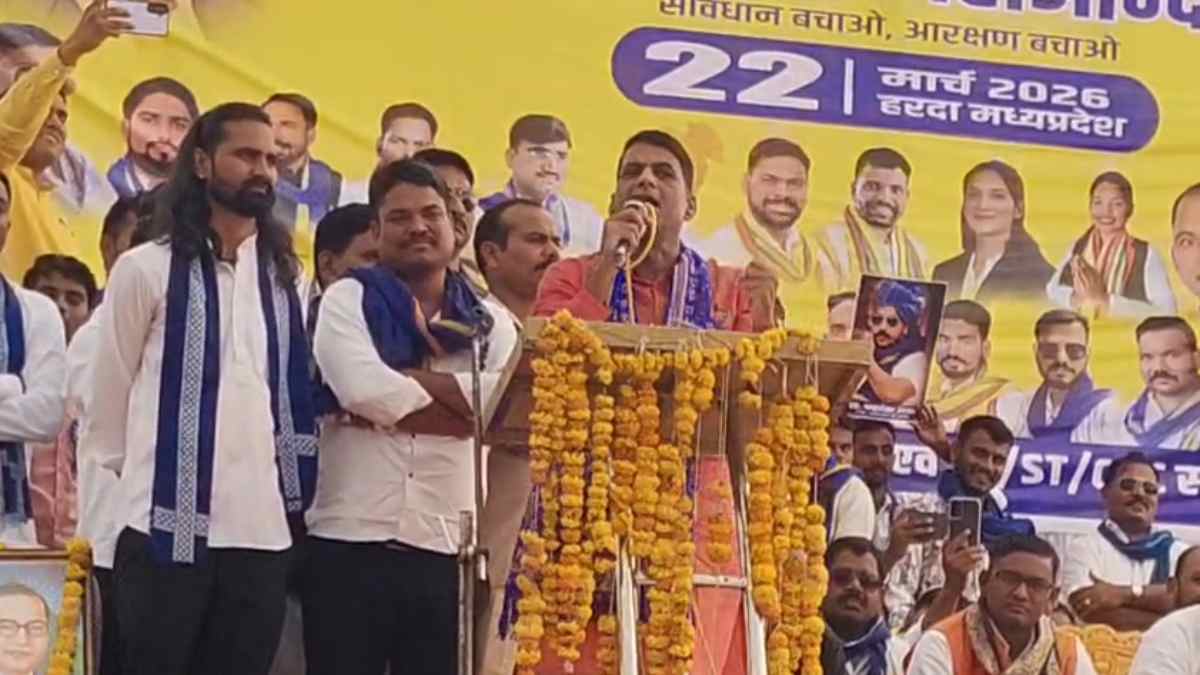 ‘जो छुआछूत करेगा, उससे मेरा जूता बात करेगा’, चंद्रशेखर आजाद रावण की पार्टी के नेता के बिगड़े बोल, खुले मंच से धीरेंद्र शास्त्री से कहा- मेरे पैर छू लो तुम्हें… 