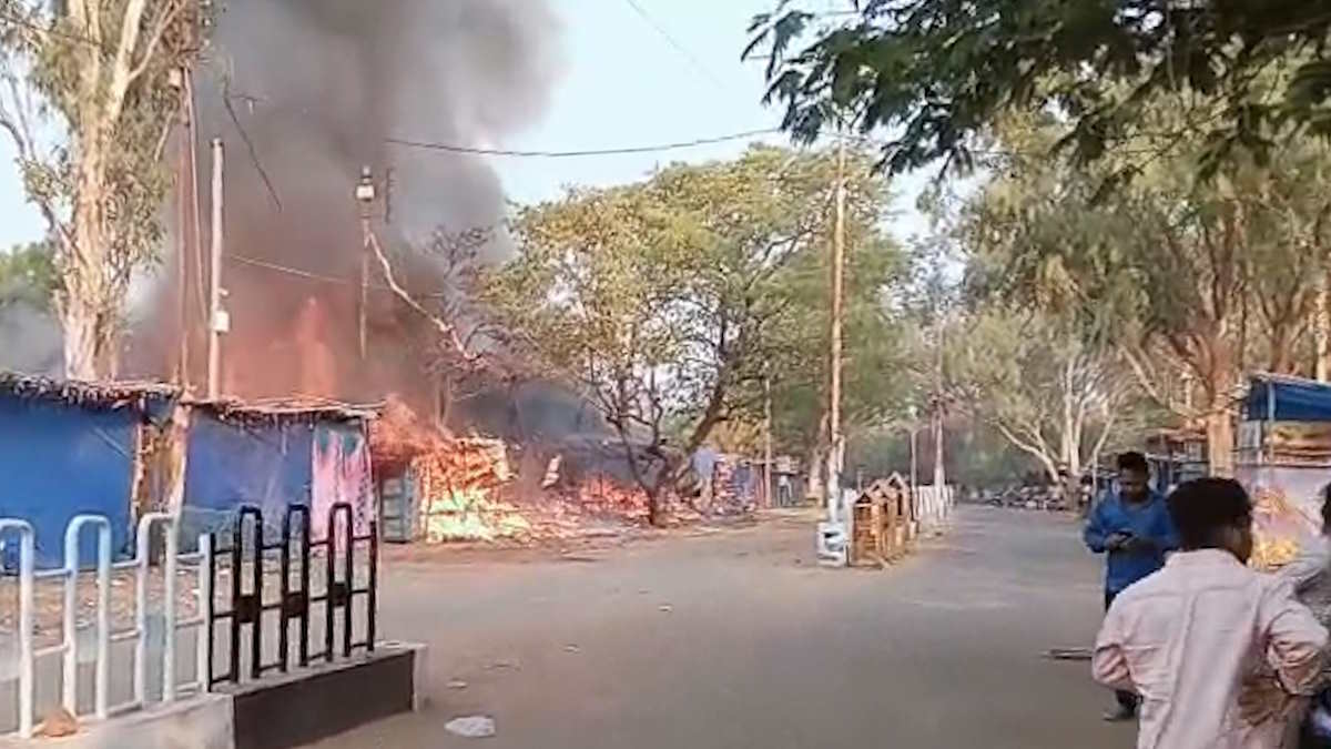 गिरौदपुरी धाम में आग का कहर, बंदरों की उछल-कूद से शॉर्ट सर्किट हुए ट्रांसफार्मर से निकली चिंगारी से खाक हुई दुकानें…