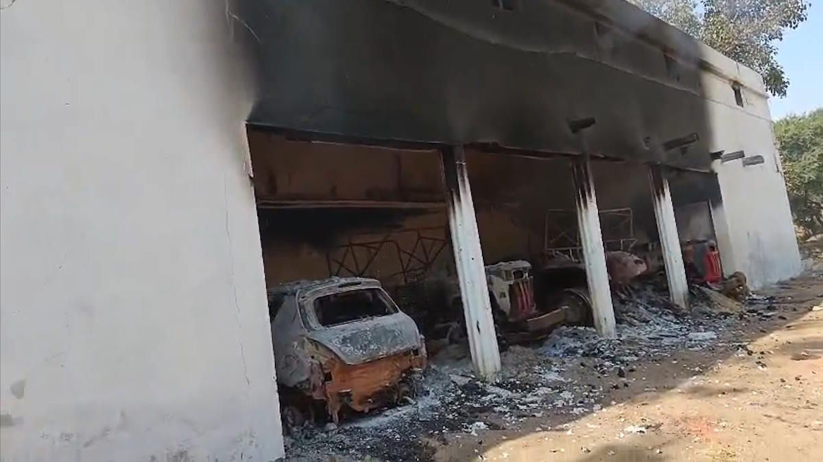 आग से बाड़े में खड़े 3 ट्रैक्टर के साथ कार हुई स्वाहा, जांच में जुटी पुलिस सीसीटीवी फुटेज खंलाग रही…