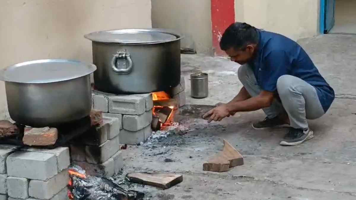 सिलेंडर संकट: जिला अस्पताल की रसोई में चूल्हे पर बन रहा मरीजों का भोजन, धीमे पकने पर देर से मिला रहा खाना