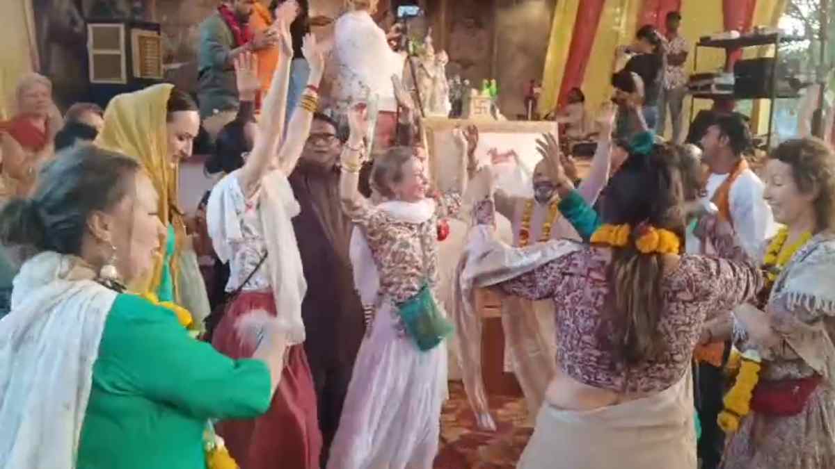 विदेशियों ने भागवत कथा का लिया आनंद, दुनिया के सबसे छोटे कथावाचक के भजनों पर जमकर झूमे, भारतीय संस्कृति की तारीफ की