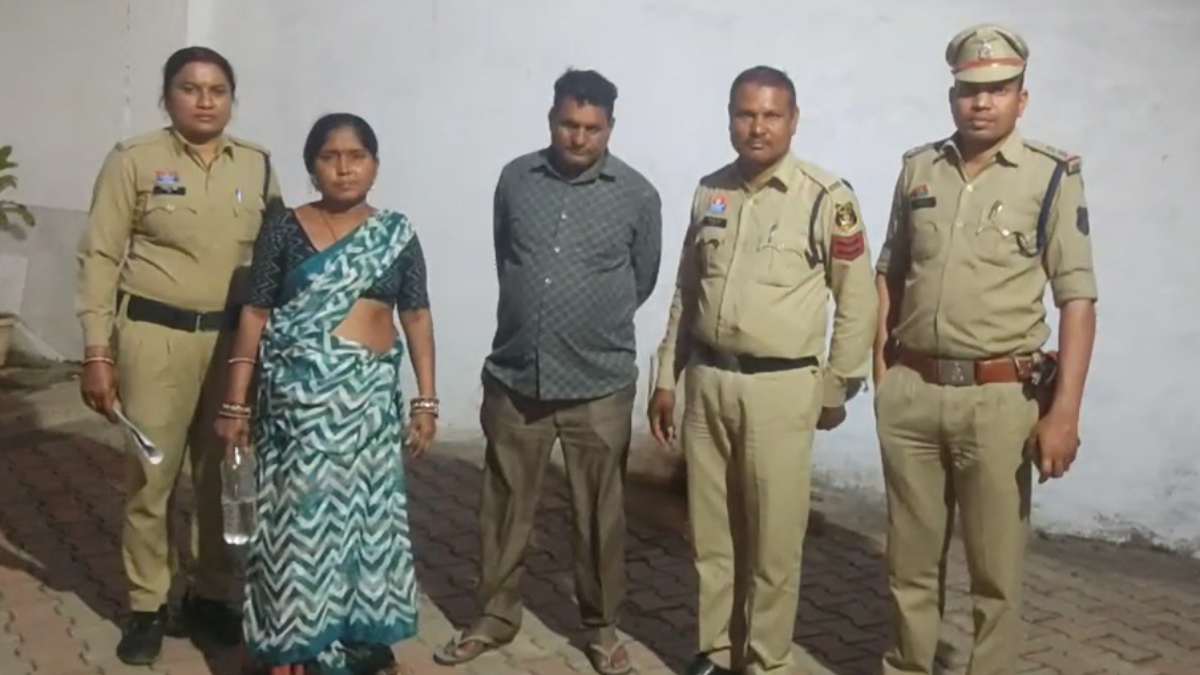 असली बताकर थमाया नकली सोना, फिर 10 लाख रुपये लेकर फरार हो गए ठग, पुलिस ने आरोपी पति-पत्नी को किया गिरफ्तार