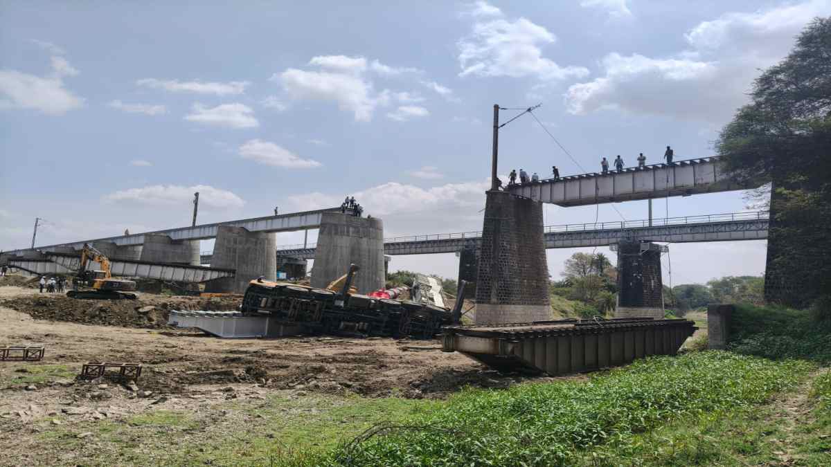 उज्जैन में टला बड़ा हादसा: ब्रिज की मरम्मत कर रही क्रेन गार्डर सहित नदी में गिरी, रूट की कई ट्रेन हुई प्रभावित