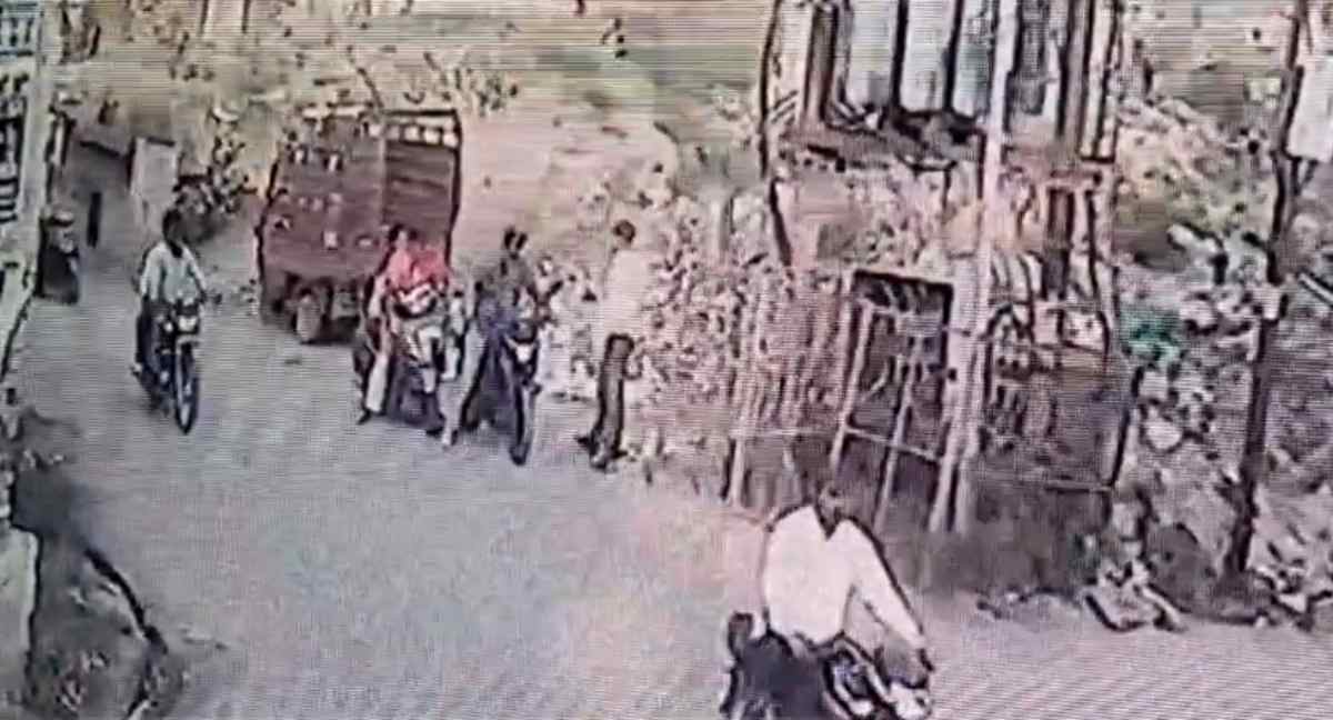 GDA रिटायर्ड दंपति से लूट: पैर छूकर बदमाशों से उतरवाए गहने, जांच में जुटी पुलिस