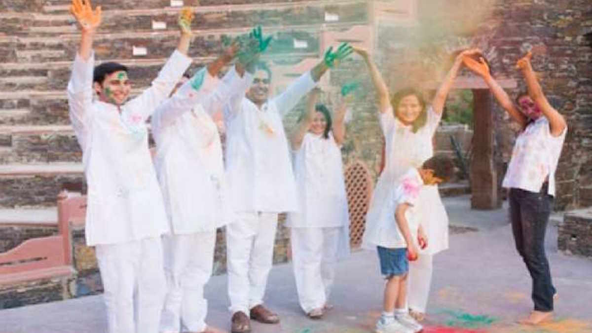 सफेद कपड़े पहनकर क्यों खेली जाती है होली? जानिए वजह…