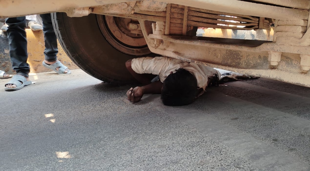 CG News : रफ्तार का कहर, रेत लदे हाईवा ने बाइक सवार को मारी टक्कर, मौके पर तोड़ा दम