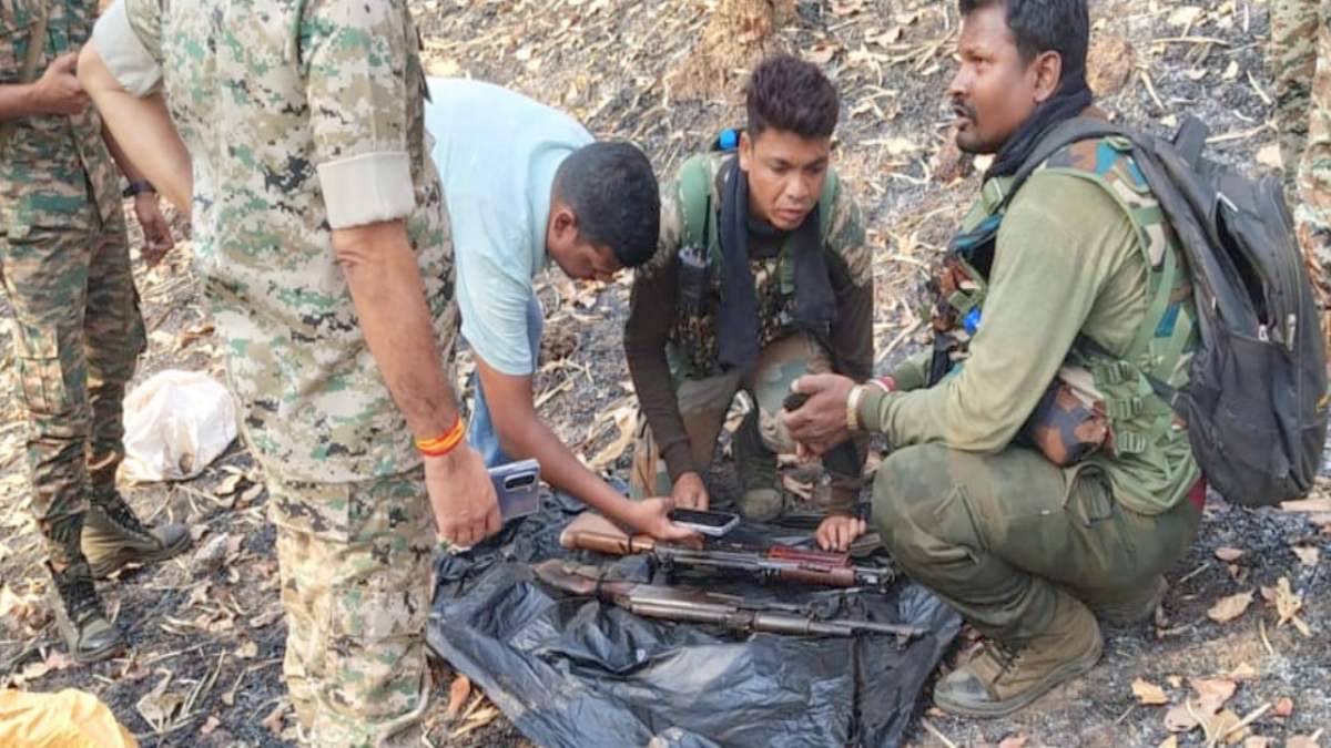 CG News : जंगल में मिला नक्सली हथियारों का जखीरा, AK-47, इंसास रायफल समेत अन्य सामान जब्त