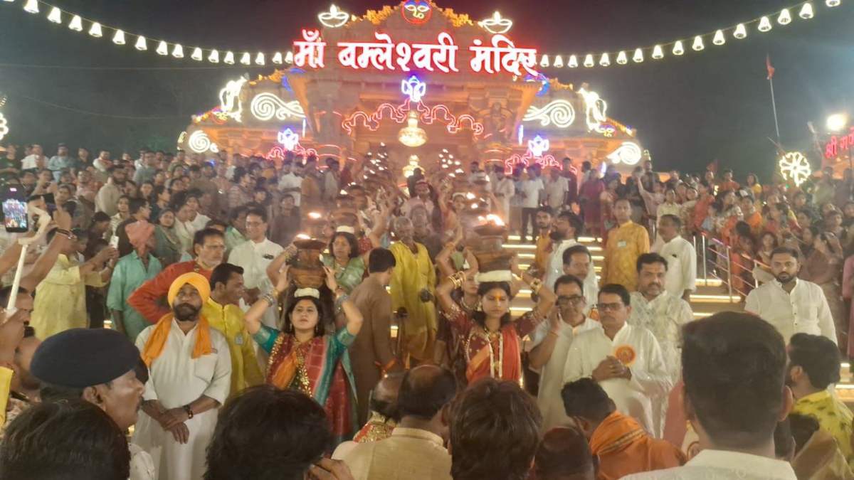 आस्था के आगे थम गई रफ्तार : डोंगरगढ़ में ज्योति विसर्जन के लिए रुकी ट्रेनें, महावीर तालाब में हजारों कलश विसर्जित