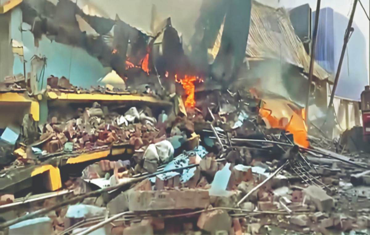 पहले शॉर्ट सर्किट; फिर सिलेंडर ब्लास्ट, 8 टन साड़ियों का स्टॉक खाक, 4 महिलाएं और 1 बच्चा जिंदा जले