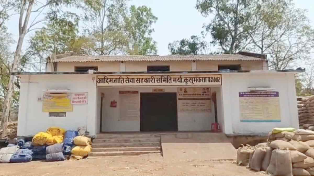 भाजपा मंडल अध्यक्ष का कारनामा : समिति प्रबंधक से मिलीभगत कर फर्जी बिल लगाकर निकाले लाखों रुपए, ग्रामीणों ने किया हंगामा, जानिए फिर क्या हुआ…
