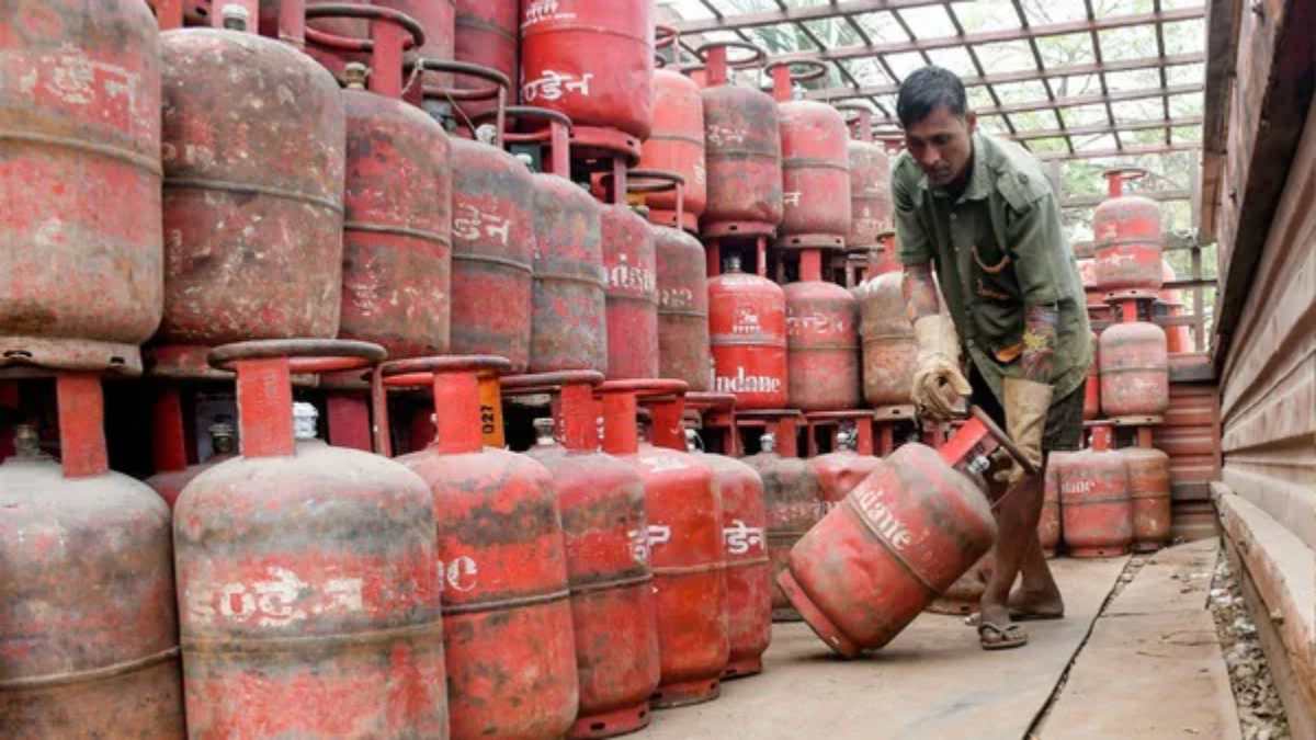 LPG सप्लाई पर कंपनियों का कोटा तय : गैस एजेंसियों को 20 से 25 % कम सिलेंडर की हो रही सप्लाई, लोग परेशान…. संडे को देशभर के बॉटलिंग प्लांट रहेंगे बंद