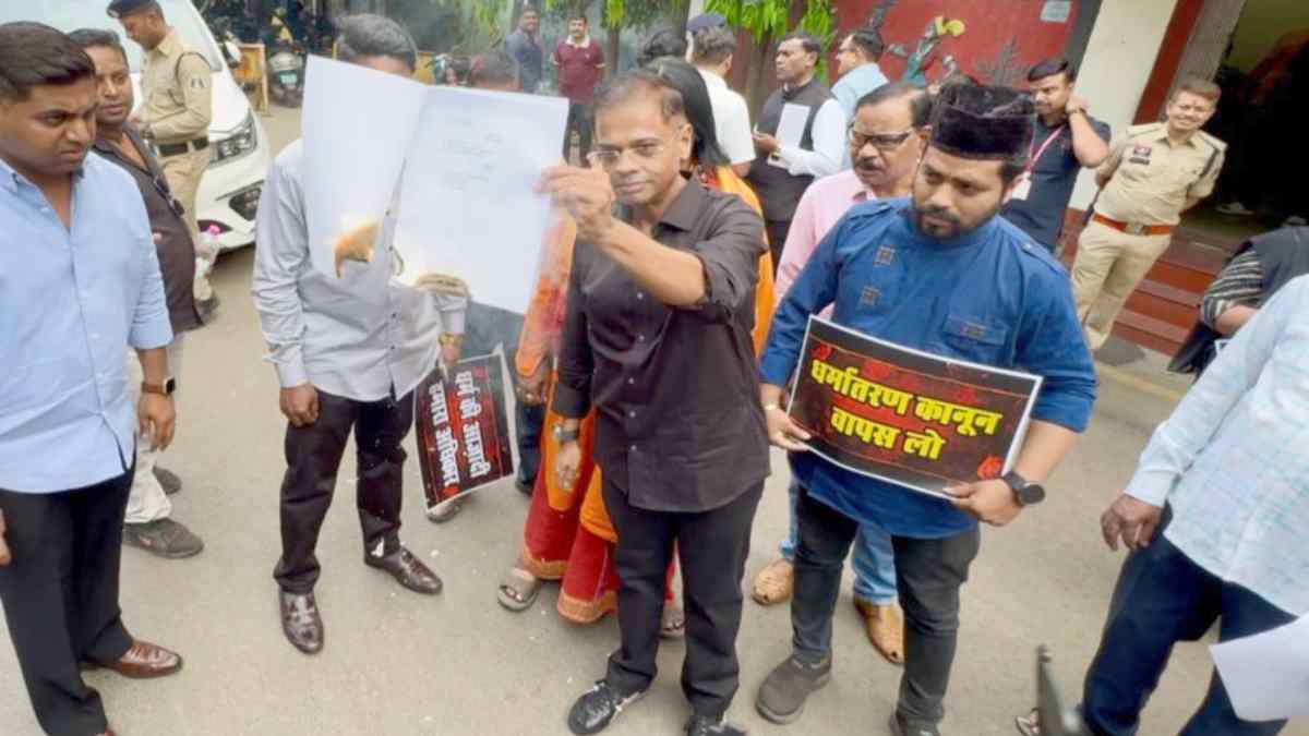 धर्मांतरण विधेयक का विरोध : JCCJ के प्रदेश अध्यक्ष अमित जोगी ने जलाई धर्मांतरण विधेयक की प्रति, राज्यपाल के नाम सौंपा ज्ञापन