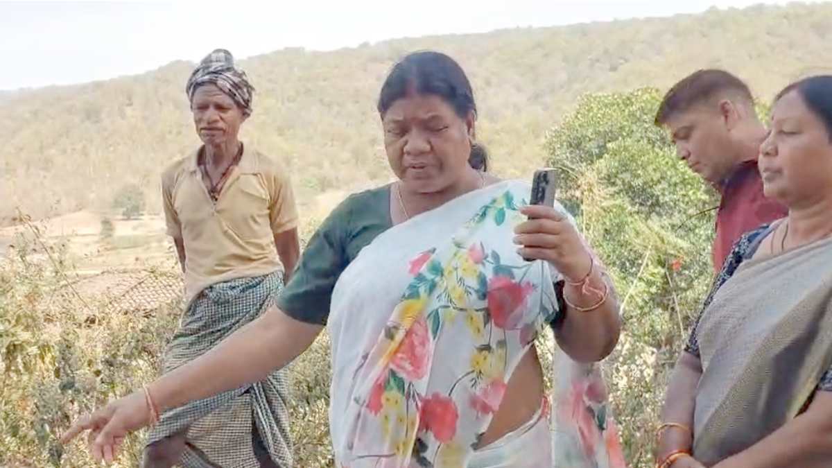 PMGSY सड़क का निरीक्षण करने पहुंचीं विधायक रायमुनी भगत, गुणवत्ताहीन निर्माण पर अफसरों को लगाई फटकार