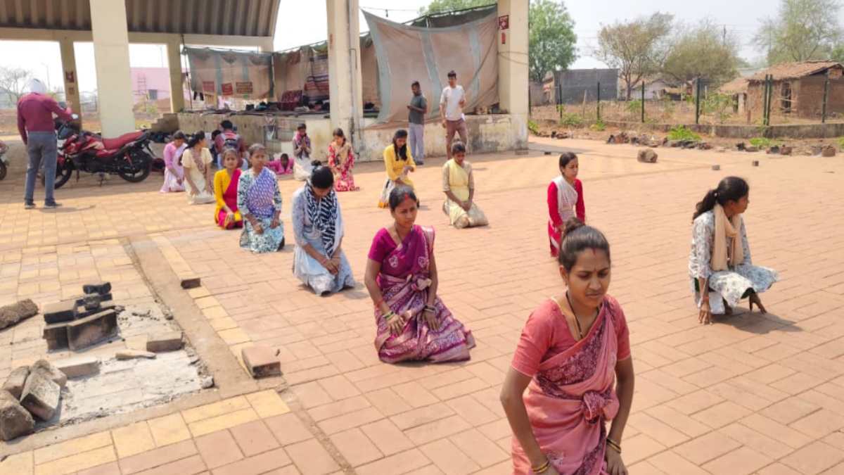 आमरण अनशन का 81वां दिन : दंडवत प्रणाम करते विधानसभा का घेराव करने निकले डीएड अभ्यर्थी, रास्ते में ही पुलिस ने रोका