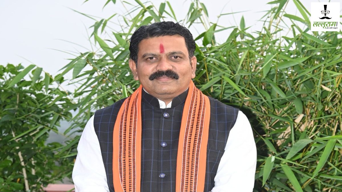 नागपुर दौरे से लौटे गृहमंत्री विजय शर्मा, धवईपानी-सिमगा मार्ग को 4-लेन की स्वीकृति के लिए केंद्रीय मंत्री गडकरी का जताया आभार