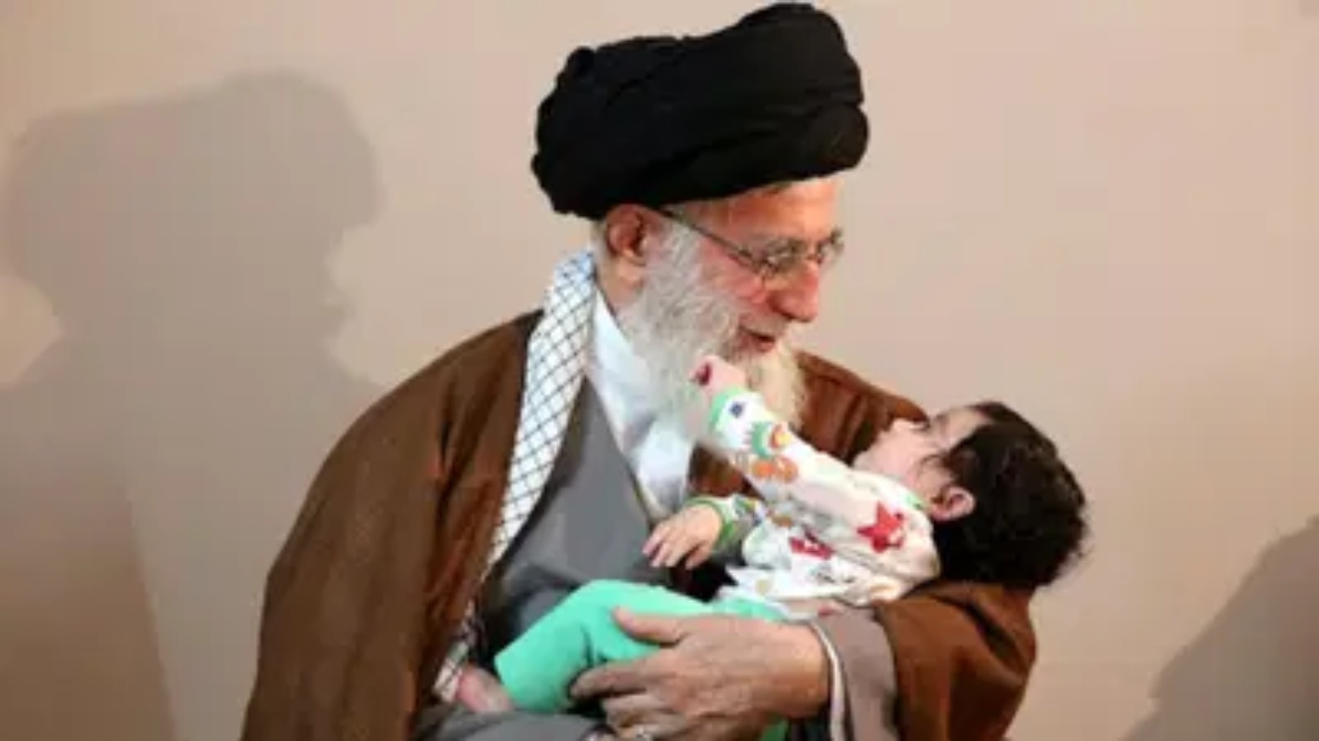 ईरान के मरहूम सुप्रीम लीडर अयातुल्ला अली खामेनेई की पत्नी और बच्चों के बारे में कितना जानते हैं आप? हमले में खामेनेई समेत मारे गए कई परिवार वाले