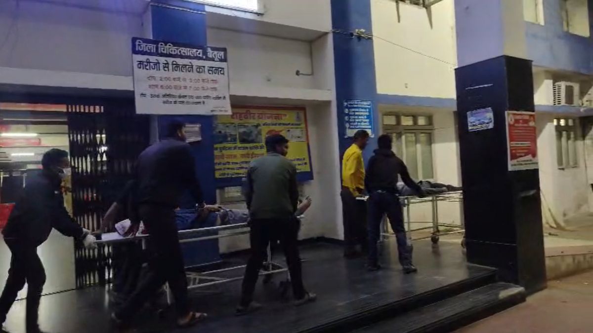 MP में बड़ा हादसाः देर रात खड़े क्रेन से टकराई तेज रफ्तार कार, 3 की मौत 2 घायल