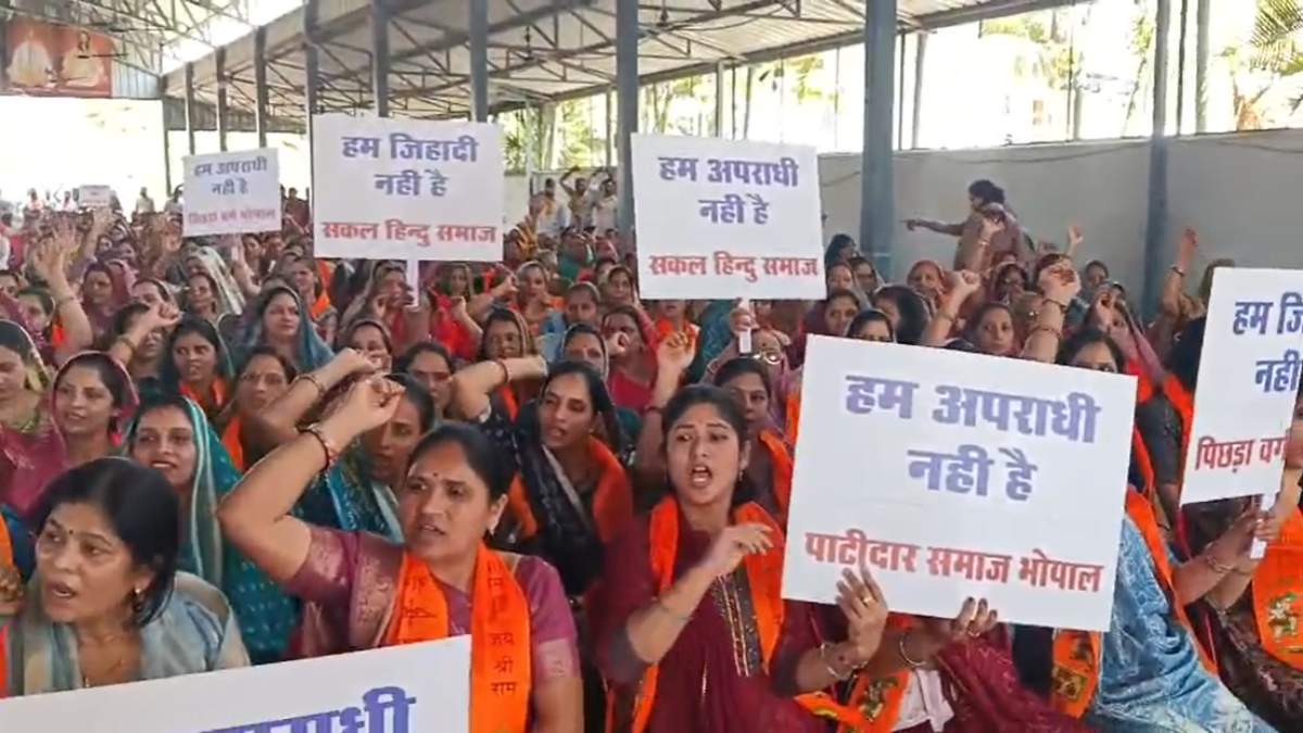 साध्वी के साथ मारपीट का मामलाः एकपक्षीय कार्रवाई के विरोध में पाटीदार समाज ने किया प्रदर्शन, ज्ञापन सौंपकर निष्पक्ष जांच की मांग की