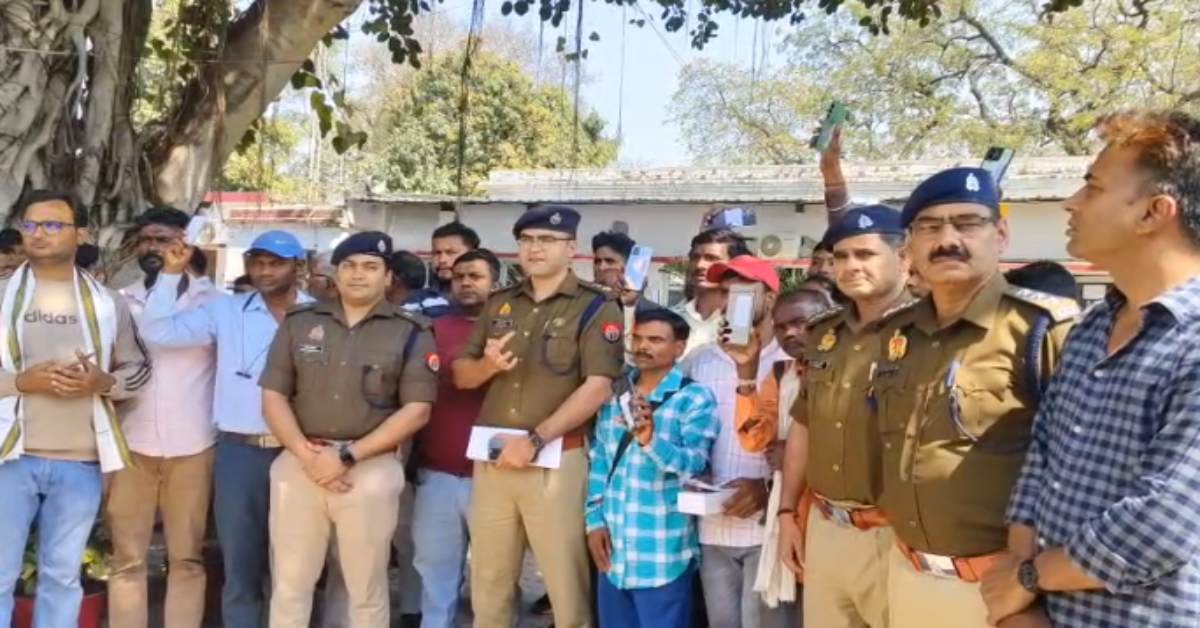 शाबाश UP पुलिस! 16 लाख के 75 गुमशुदा स्मार्टफोन किए गए बरामद, खोया फोन वापस पाकर लोगों के खिल उठे चेहरे