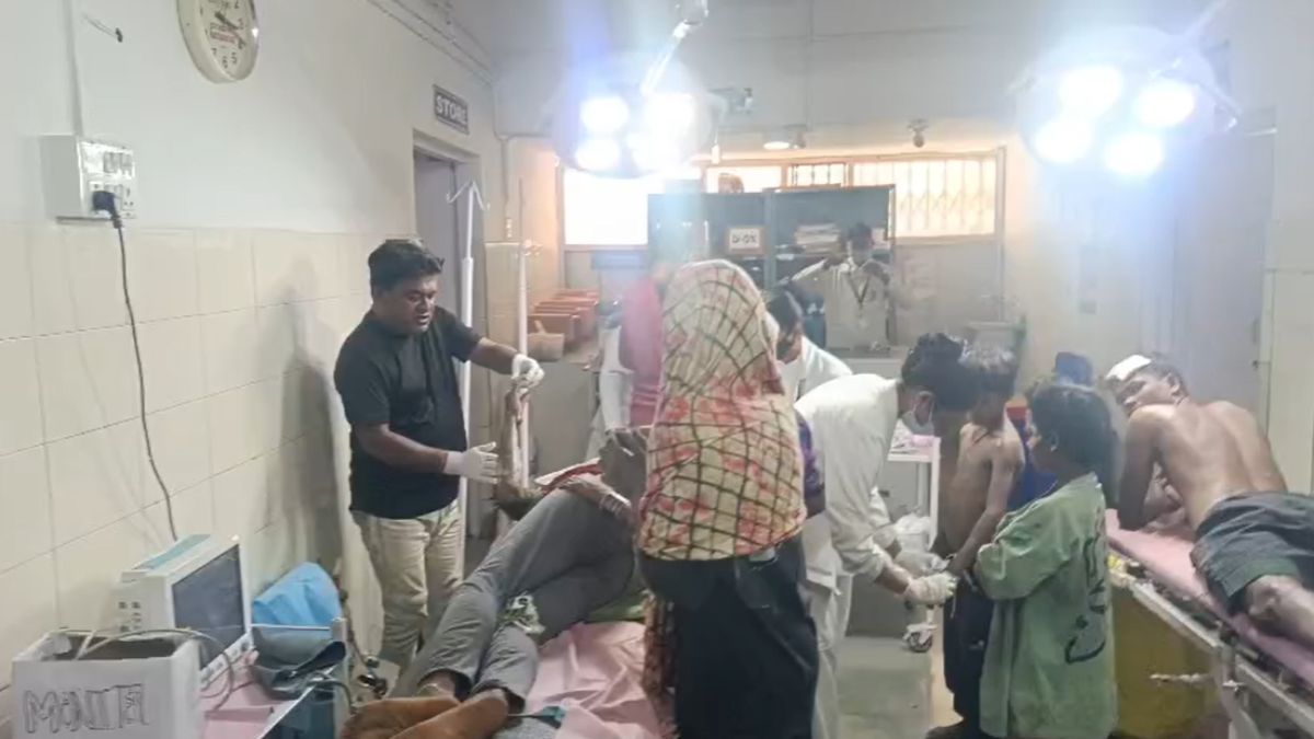 पुरानी रंजिश में हिंसक झड़पः बदमाश ने फेंका देसी बम, दहशत का माहौल, आधा दर्जन से अधिक लोग घायल