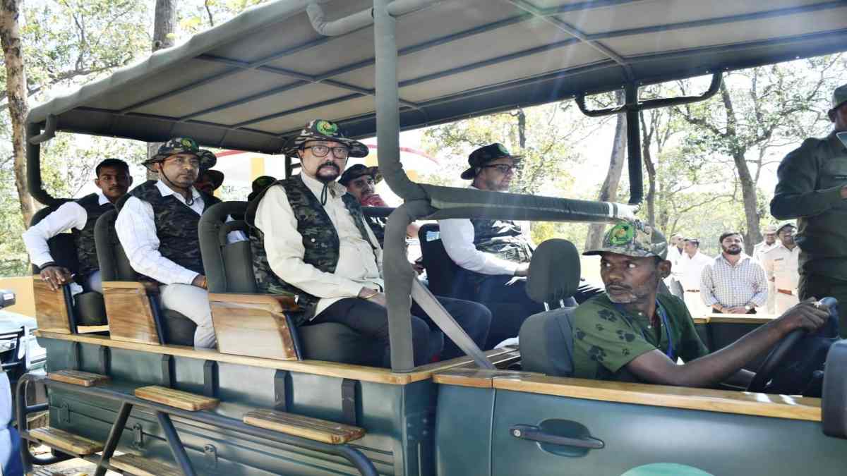 ATR की वादियों में राज्यपाल रमेन डेका : जंगल सफारी का लिया आनंद, वन्यजीव संरक्षण को दिया बढ़ावा, जनजातीय कला, ट्राइबल पेंटिंग और स्थानीय हस्तशिल्प को सराहा