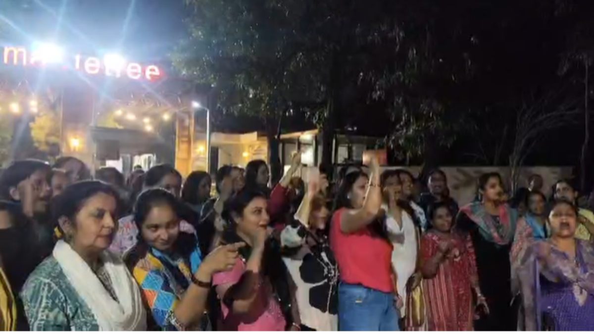 आवारा कुत्तों का आतंक: भोपाल में डॉग लवर्स के खिलाफ सोसाइटी के रहवासियों ने किया प्रदर्शन, खरगोन में बुजुर्ग महिला पर कुत्तों के झुंड ने किया हमला