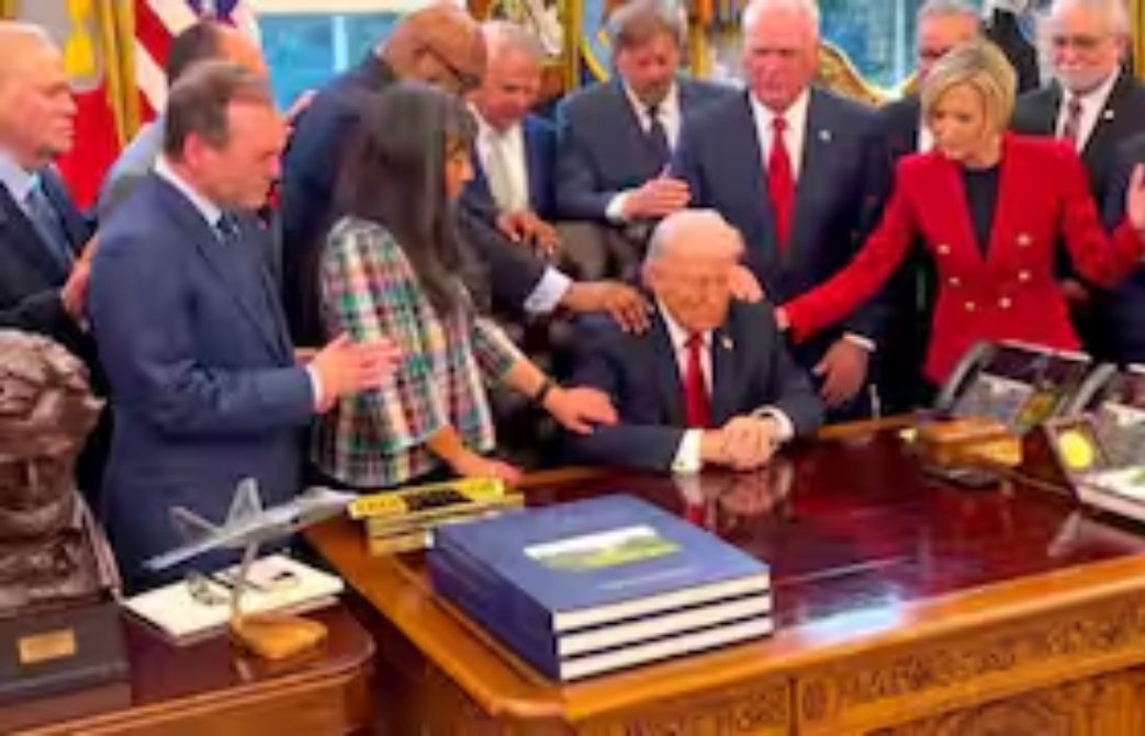 व्हाइट हाउस ने देश भर के पादरियों को किया आमंत्रित, ईरान से जंग के बीच ओवल ऑफिस में प्रार्थना सभा, सामने आया VIDEO