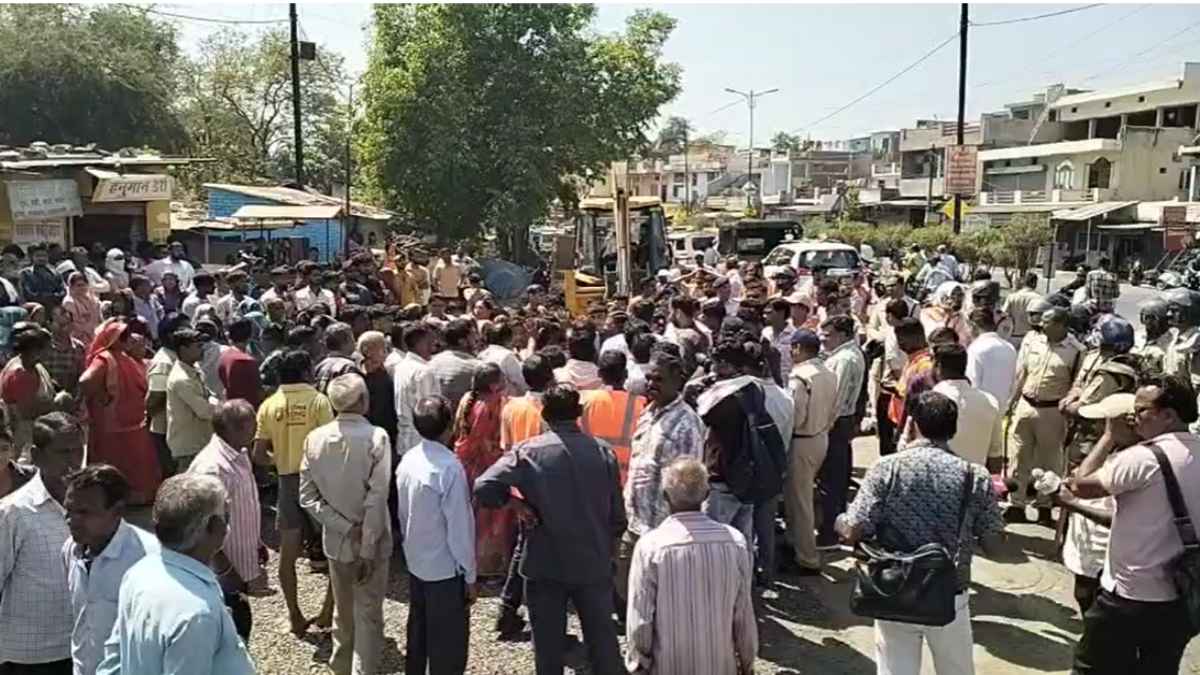 सुप्रीम कोर्ट के आदेश पर अतिक्रमण हटाने पहुंचा अमला: जिन परिवारों में परीक्षा, शादी या अन्य कार्यक्रम उन घरों को छोड़कर कार्रवाई की शुरू