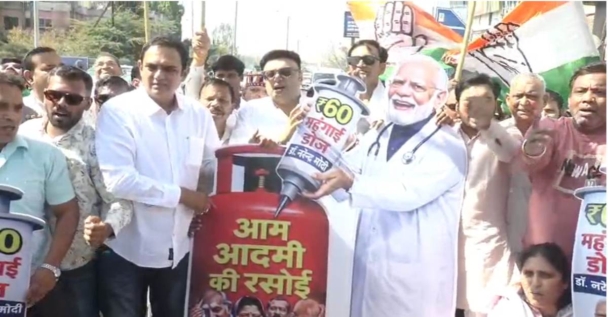 घरेलू गैस सिलेंडर के दाम में बढ़ोत्तरी का विरोधः कांग्रेस ने पोस्टर के साथ केंद्र सरकार के खिलाफ किया प्रदर्शन