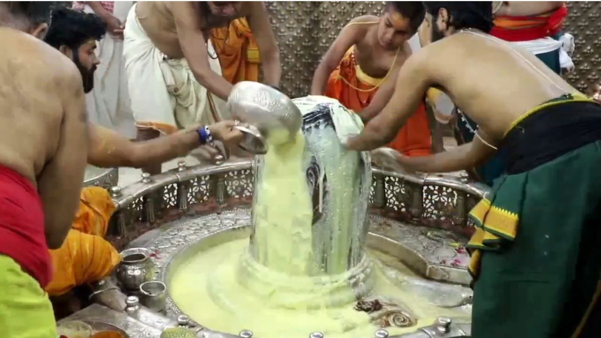 श्री महाकालेश्वर मंदिर में मनाया रंगपंचमी: भस्म आरती से शुरू हुआ, बाबा महाकाल को एक लोटा केसरयुक्त जल अर्पित कर मनाया पर्व