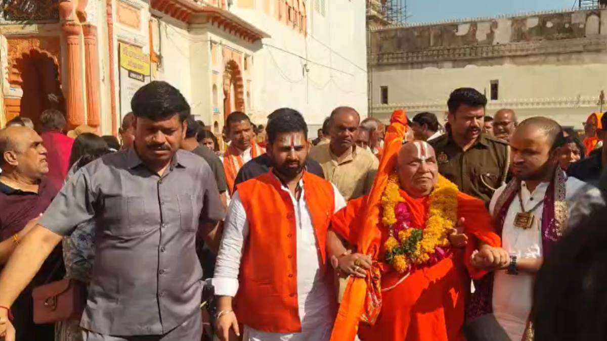 जगद्गुरु रामभद्राचार्य महाराज पहुंचे धार्मिक नगरी ओरछाः शिष्यों के साथ प्रभु राम राजा सरकार के दरबार में टेका मत्था, विश्व में शांति और कल्याण की प्रार्थना