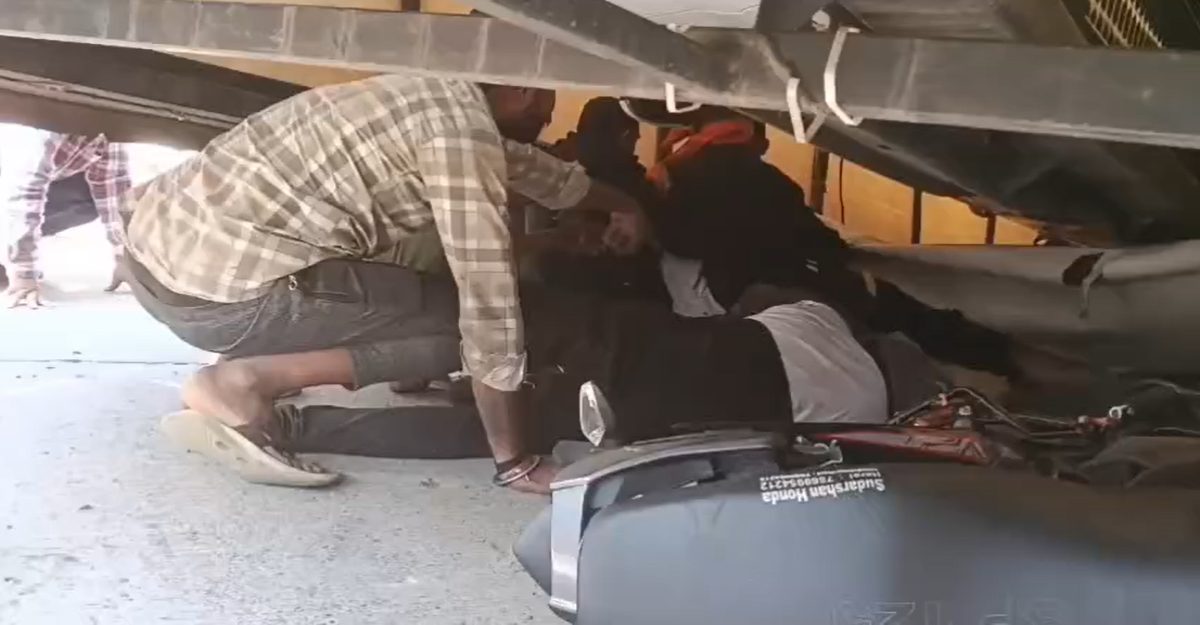 दर्दनाक सड़क हादसाः भोपाल-नागपुर हाईवे पर बाइक पर पलटा कंटेनर, युवक की मौत, पत्नी-बच्चा घायल