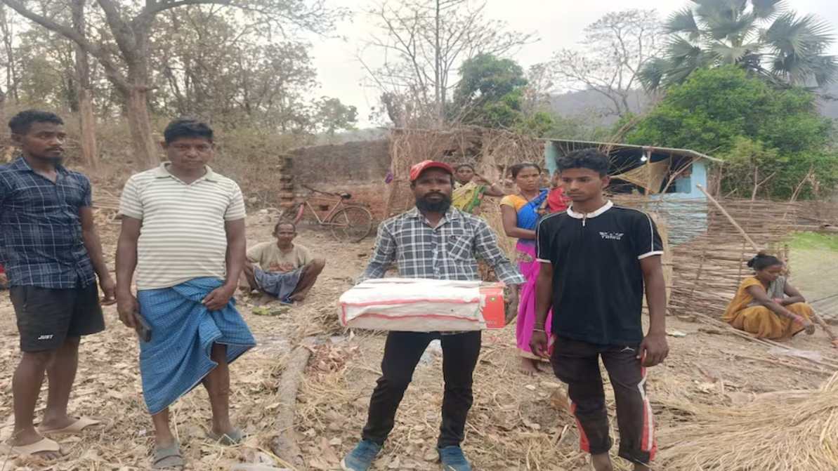 पश्चिमी सिंहभूम जिले में मानवता शर्मसार! नवजात की डेडबॉडी कागज के डिब्बे में रखकर घर ले जाने को मजबूर हुआ पिता