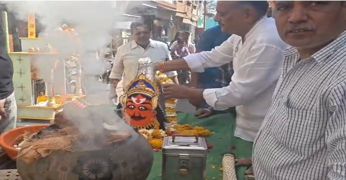 MP में लगता है 9 दिनों तक कुंवारों के देवता का दरबार: पान और नारियल अर्पित कर लगाते हैं अर्जी, बिल्लम बावजी के दर्शन से शादी होने की मान्यता