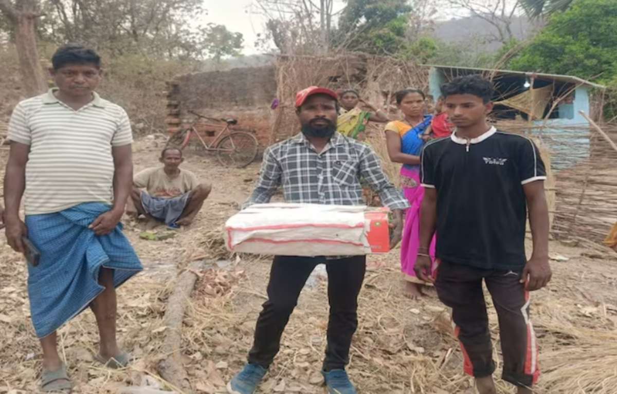 झारखंड में मानवता शर्मसार! नवजात की डेडबॉडी कागज के डिब्बे में रखकर घर ले जाने को मजबूर हुआ पिता