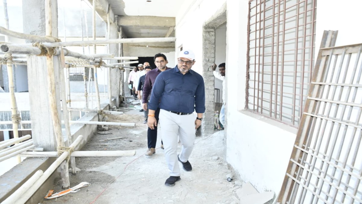 स्कूल भवन निर्माण में सुस्ती पर कलेक्टर सख्त : पीएम श्री और स्वामी आत्मानंद स्कूलों के निरीक्षण में मिली खामियां, डीईओ, डीएमसी समेत इंजीनियरों को शो-कॉज नोटिस