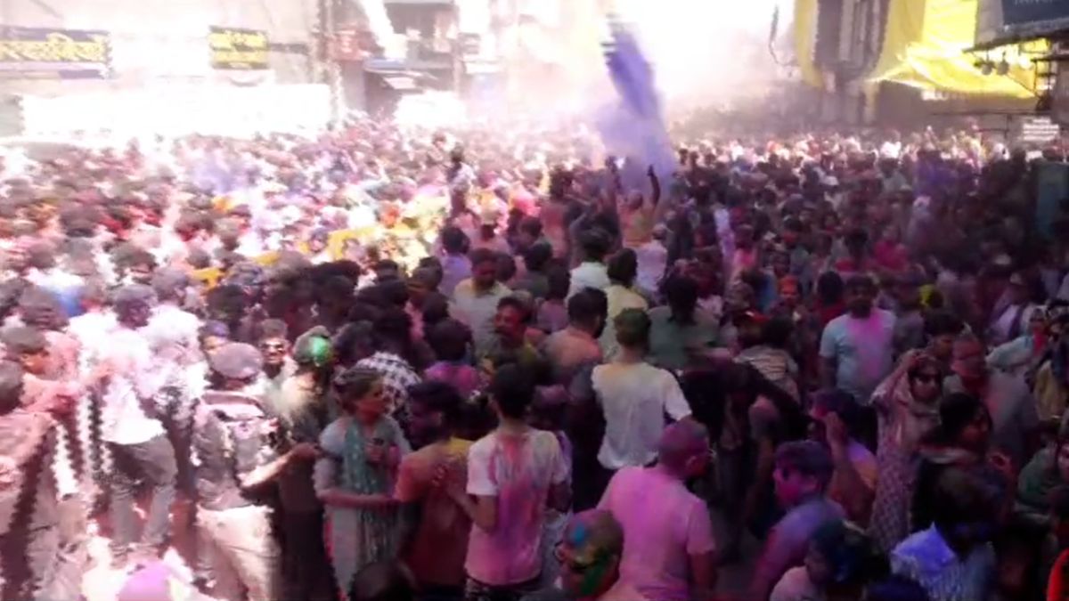 इंदौर में रंग पंचमी का भव्य आयोजन: राजवाड़ा से निकाली गई पारंपरिक गेर, मुंबई, दिल्ली, हैदराबाद से पहुंचे लोगों ने गुलाल उड़ाकर मनाया जश्न