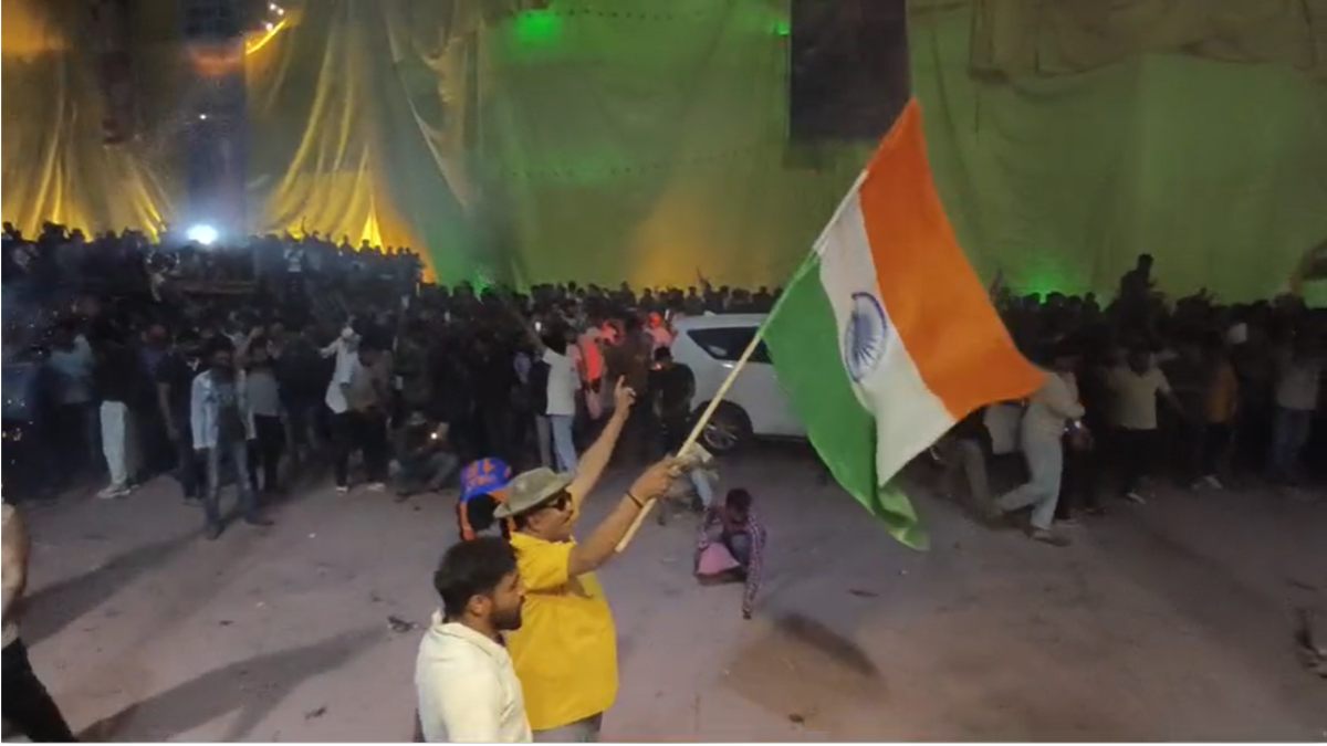 भारत की जीत का जश्न: इंदौर में युवाओं ने लहराया तिरंगा, उज्जैन में रंगपंचमी की मस्ती और नारी शक्ति के वंदन के बीच टीम इंडिया की जीत पर शहरवासियों ने फोड़े पटाखे