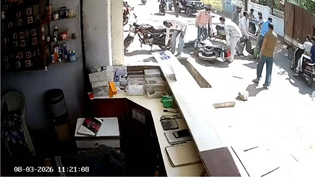 सड़क हादसे के बाद मदद करने पहुंचे लोगः इसी बीच शातिर चोर बाइक लेकर हो गया फरार, वारदात कैमरे में कैद, तलाश में जुटी पुलिस