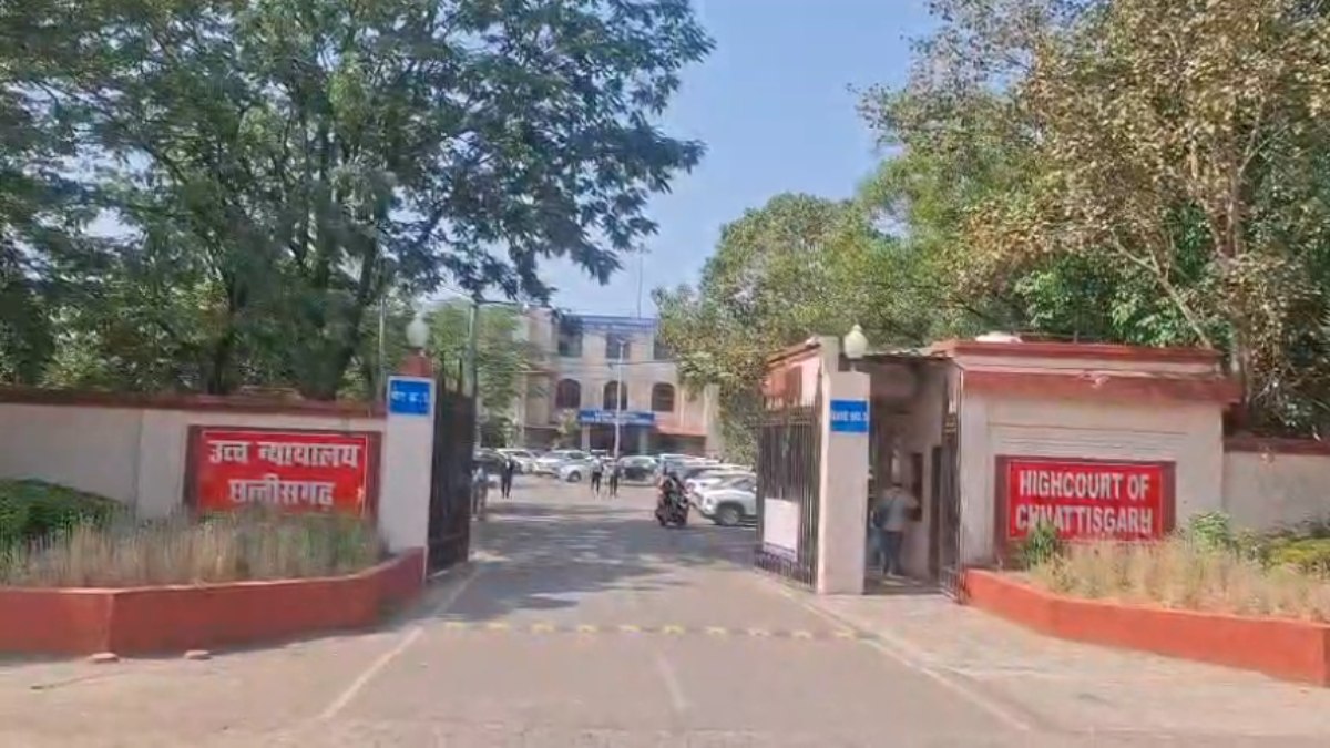 Bomb Threat : छत्तीसगढ़ हाईकोर्ट को फिर मिली बम से उड़ाने की धमकी, रोकी गई सुनवाई, डॉग और बम स्क्वायड जांच में जुटे