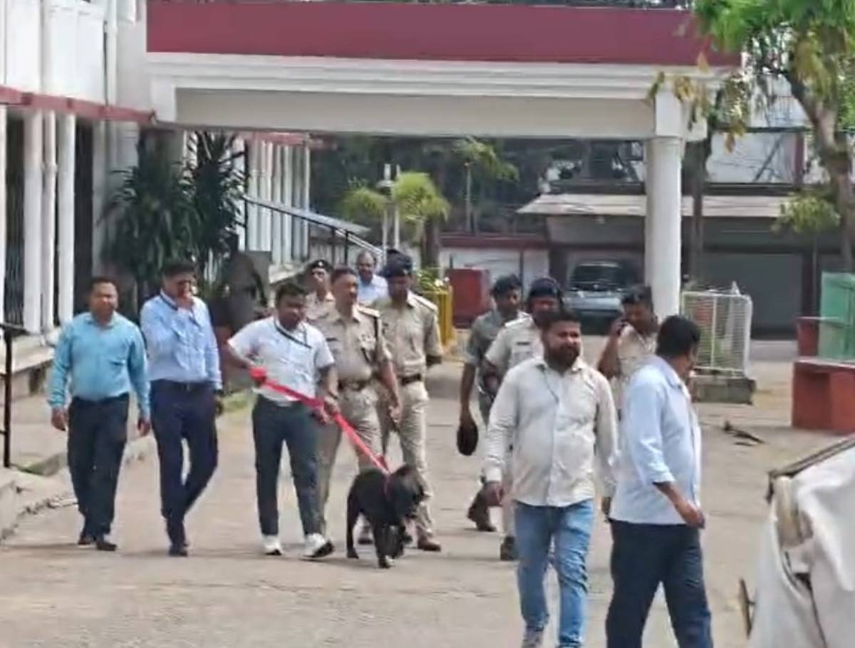 बोकारो की सिविल कोर्ट को 14 साइनाइड बम से उड़ाने की मिली धमकी, परिसर कराया गया खाली; बम स्क्वायड की टीम ने शुरू की जांच